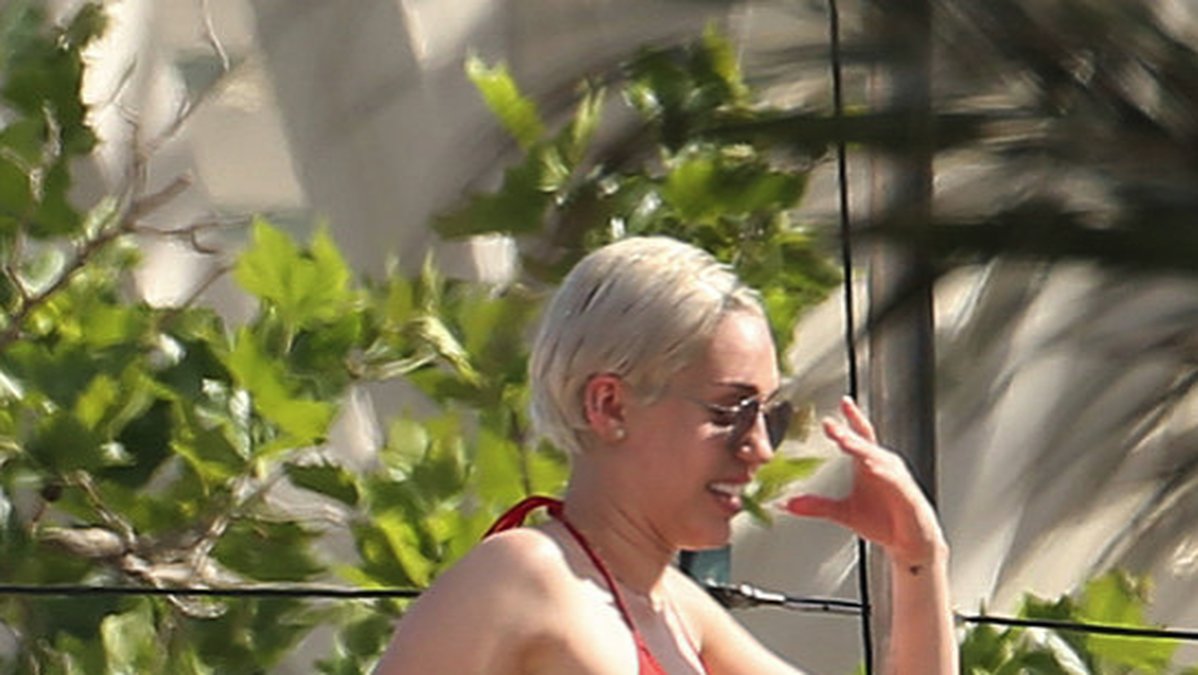 Miley rockar sin röda bikini. 